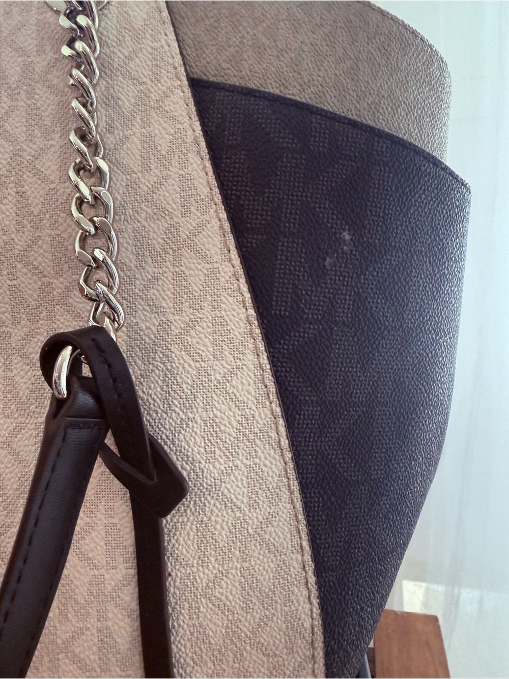 Michael Kors Cream and Black Logo Tote Bag - Picture 5 of 9